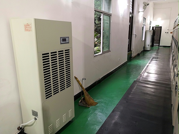 放置在某供电局配电房的工业除湿机（图片来源：领航电气）