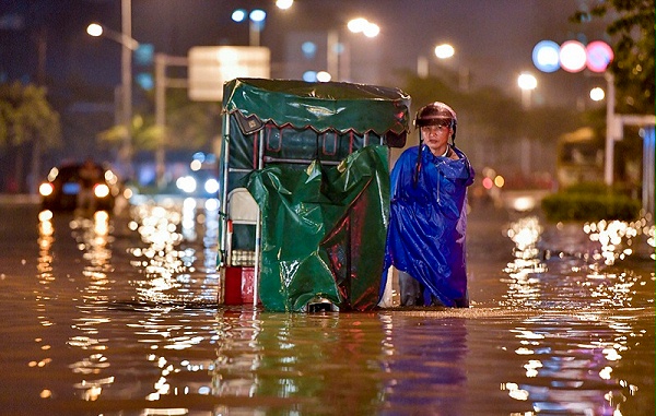 海南城市内涝、暴雨如注成为一片泽国
