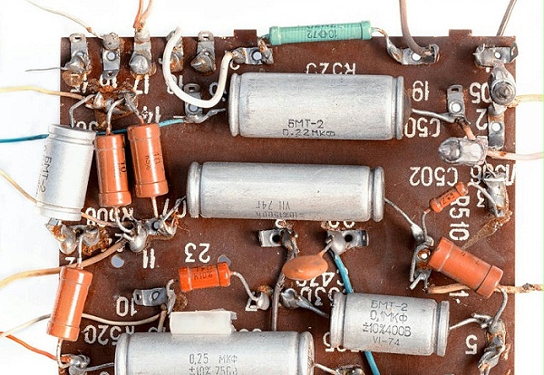 老式手工焊接芯片有很多电阻,