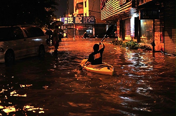 珠海大雨，一市民乘皮划艇出行