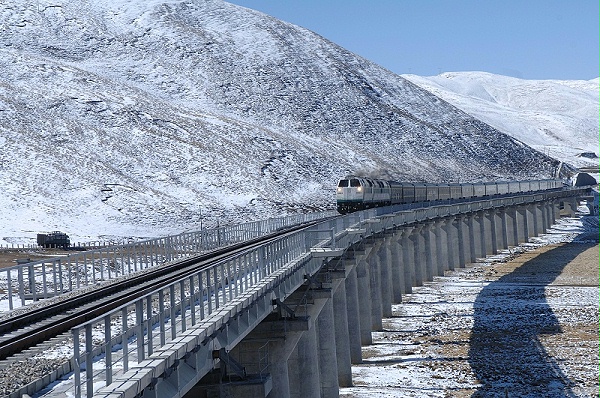 一辆正行驶在青藏铁路上的列车（图片来源：网络）