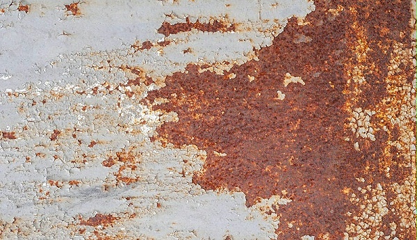 锈迹斑斑的铁皮（图片来源：摄图新视界）