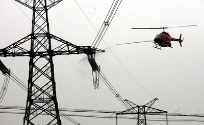 2006年，我国第一次使用直升飞机进行绝缘子带电清洗